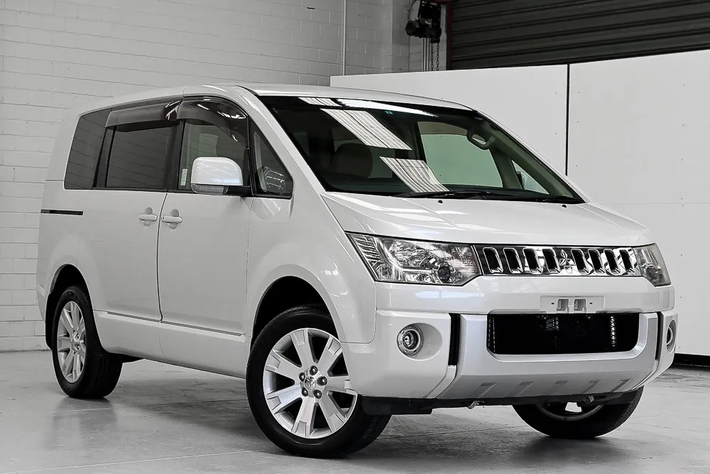 2008 Mitsubishi Delica D5 - photo 1