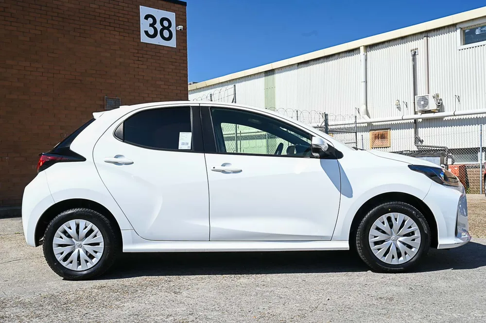 2023 Toyota Yaris HYBRID X 4WD - photo 13