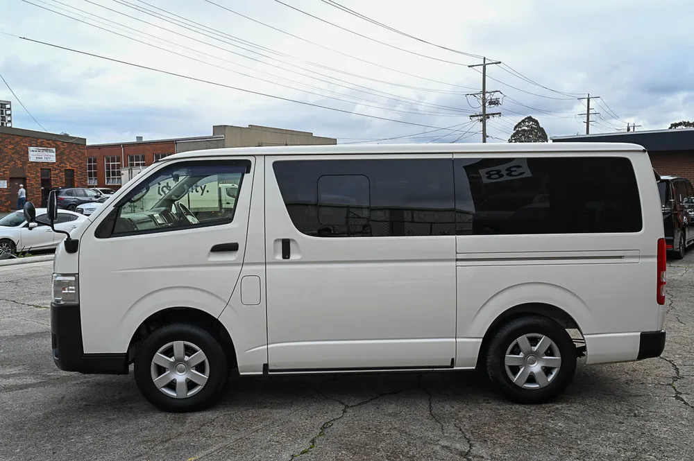2018 Toyota Hiace DX - photo 4