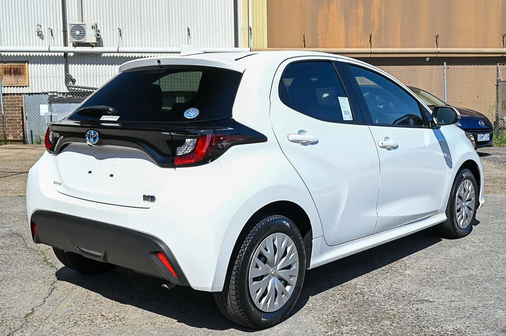 2023 Toyota Yaris HYBRID X 4WD - photo 12