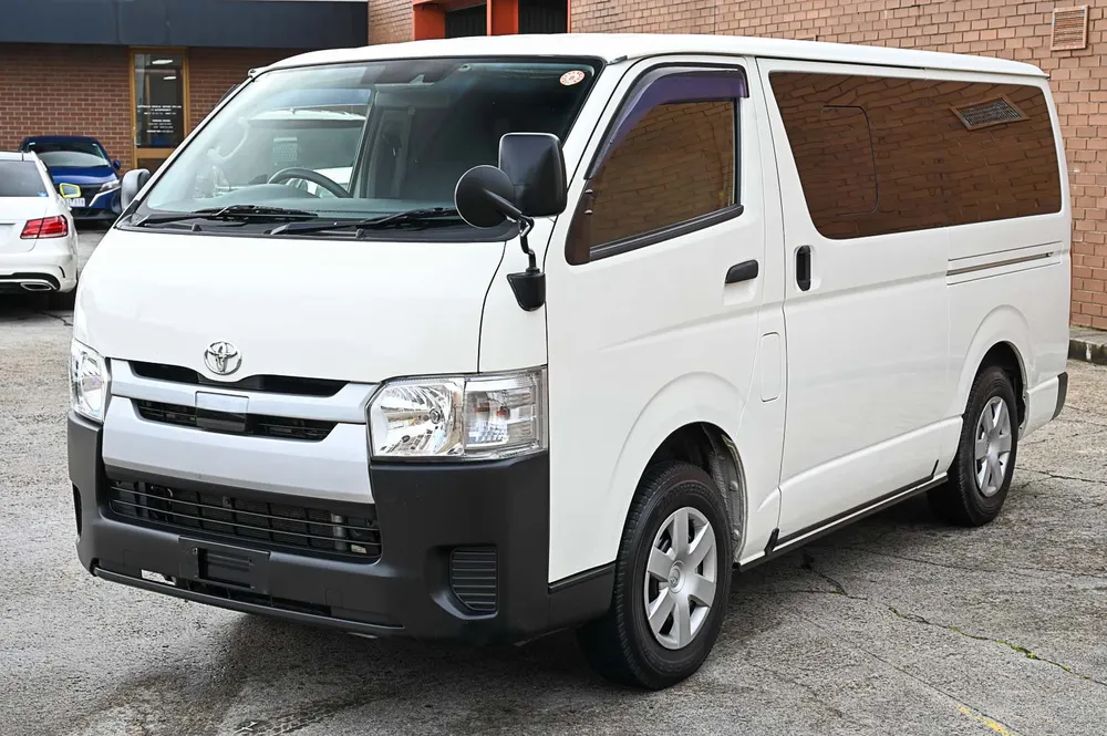 2018 Toyota Hiace DX - photo 3