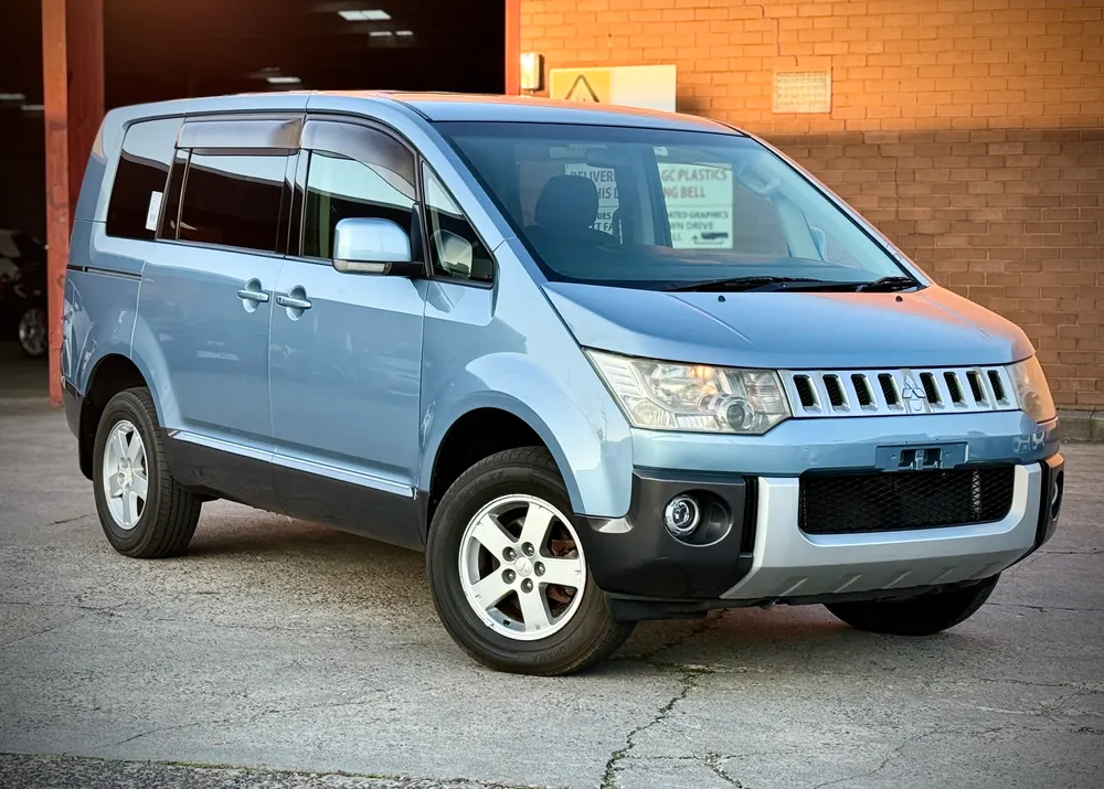 2010 Mitsubishi Delica D5 - photo 1