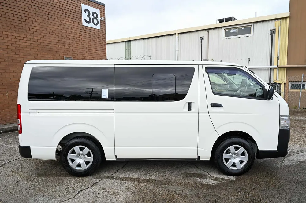 2018 Toyota Hiace DX - photo 8