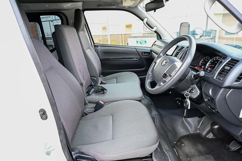 2018 Toyota Hiace DX - photo 10