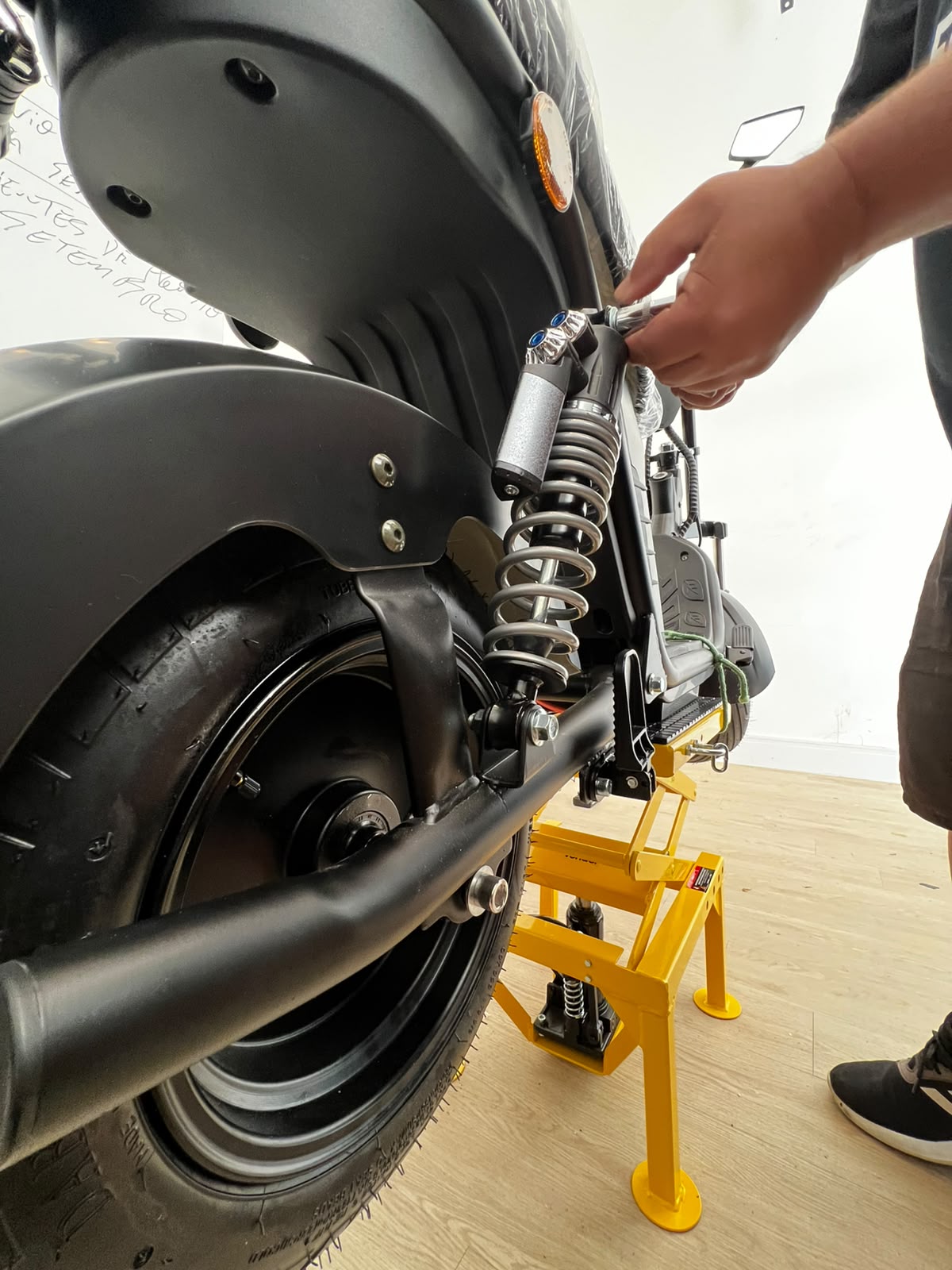 Montagem do amortecedor traseiro de scooter elétrica com catraca sobre elevador Vonder