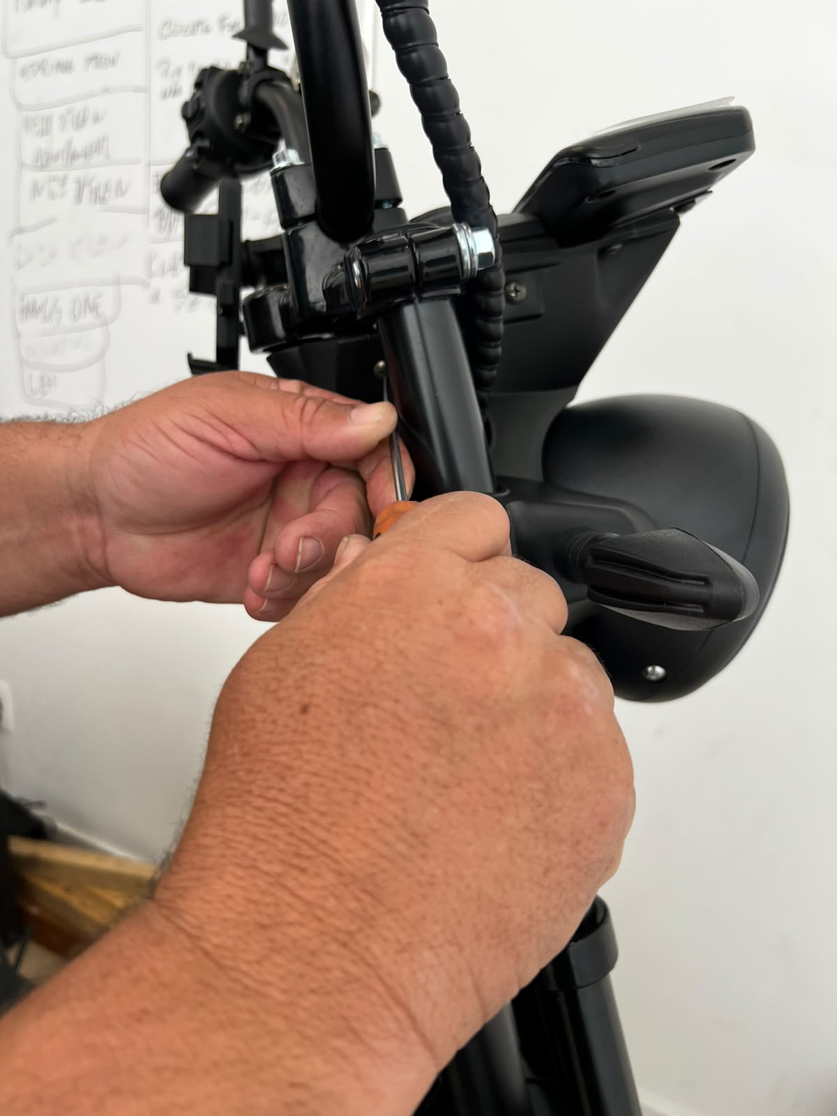 Ajuste da coluna do guidão de scooter elétrica com chave de fenda de cabo laranja