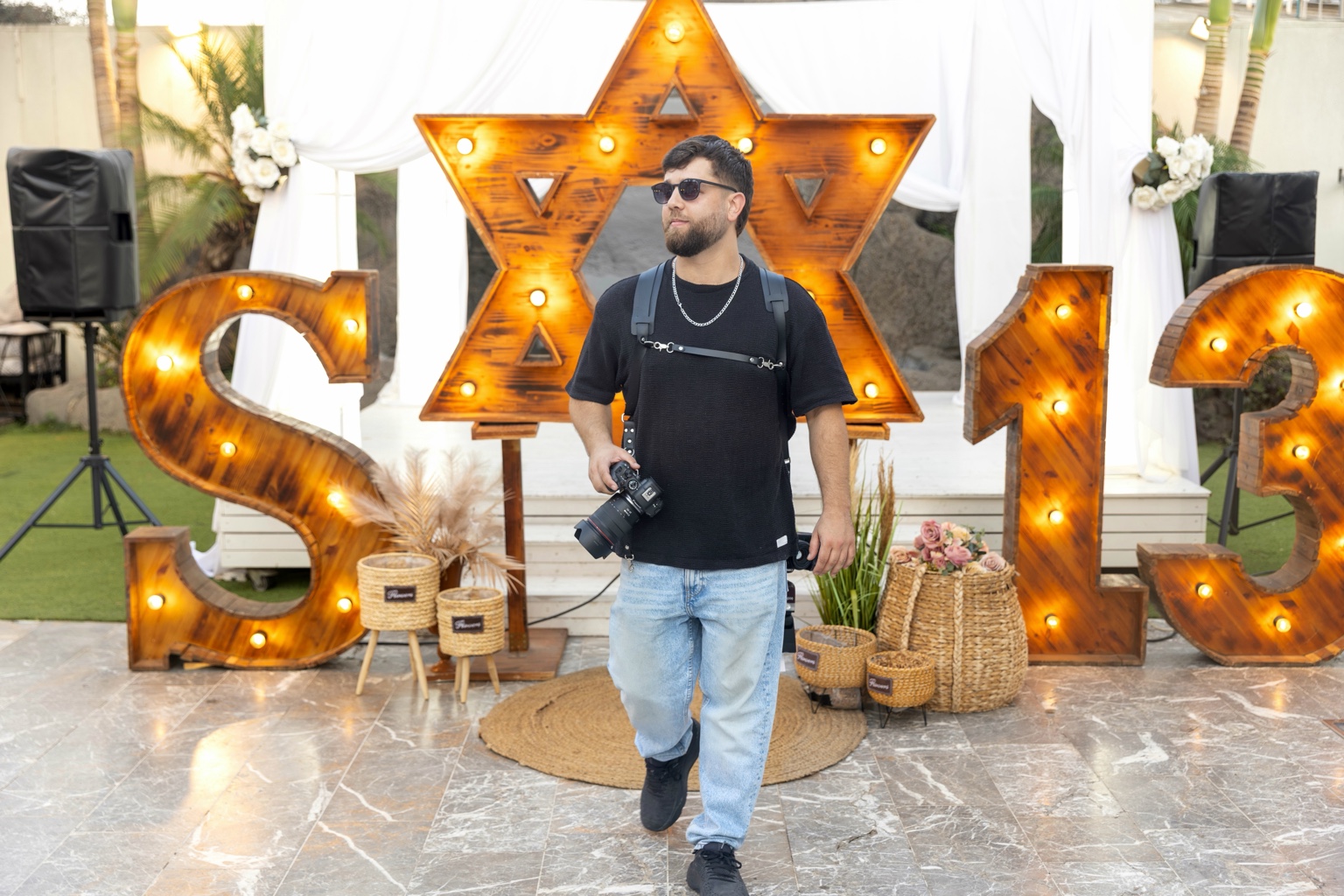 אריאל מיטרני עם מצלמה באירוע