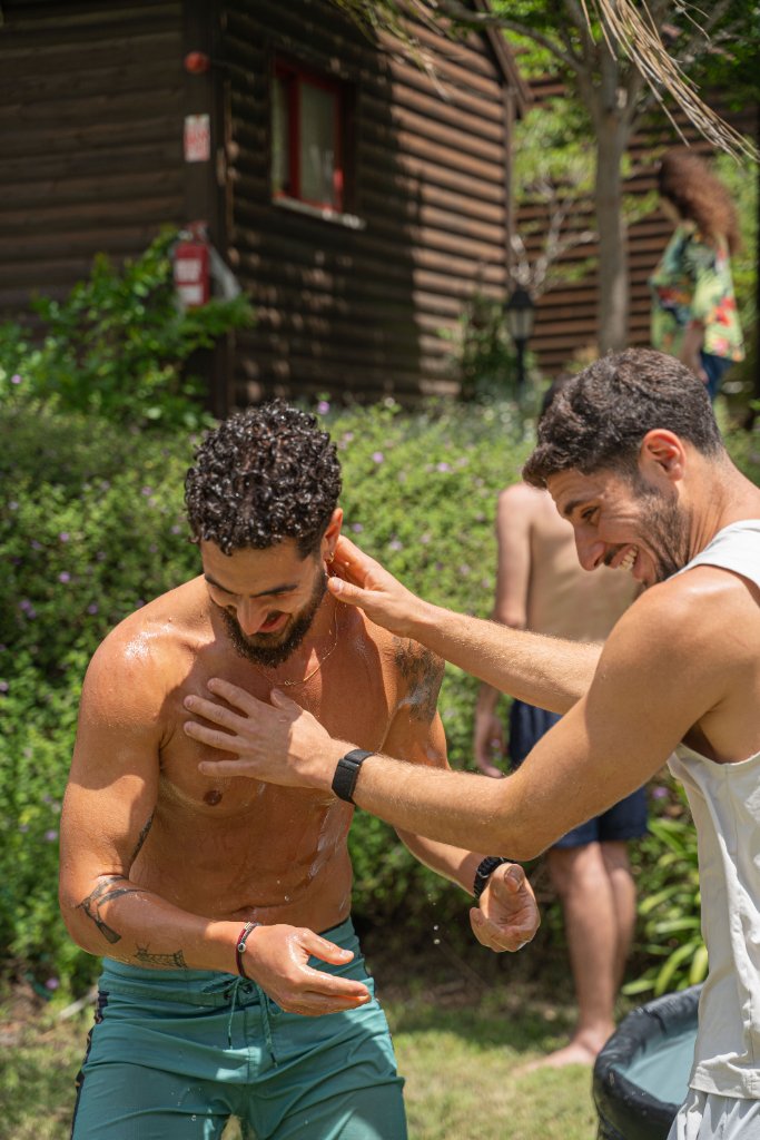גל מלווה מתאמן בתנועה