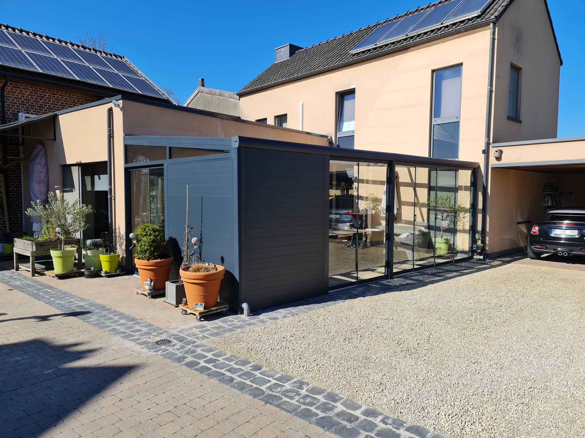 Veranda met schuiframen in aluminium