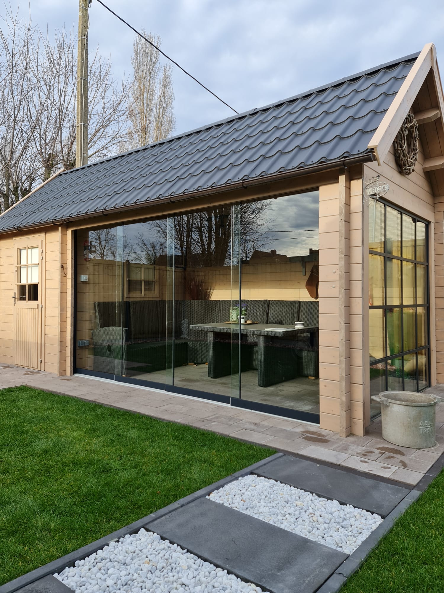 Poolhouse met dichte zijwand