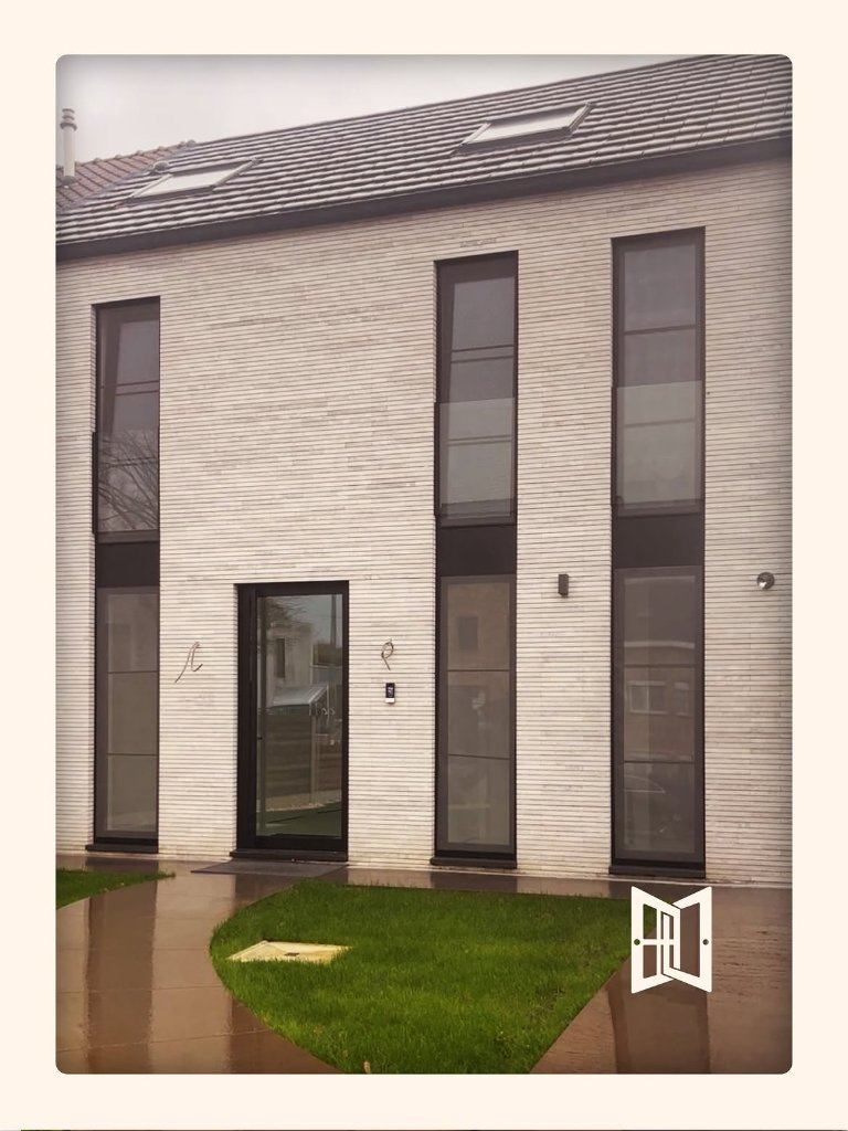 Hoge aluminium ramen & glazen voordeur – Nieuwbouw
