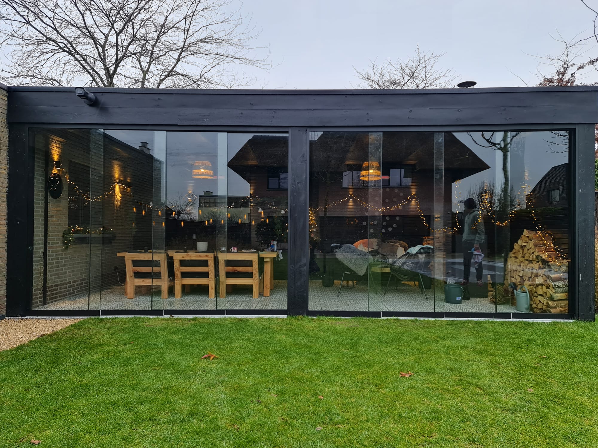 Houten bijbouw met glazen schuifwand