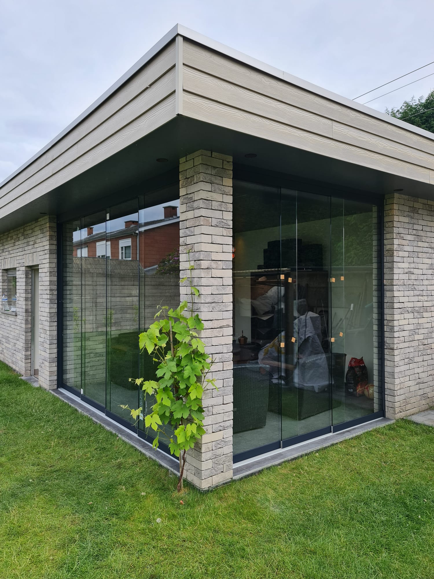 Poolhouse met glazen schuifwanden