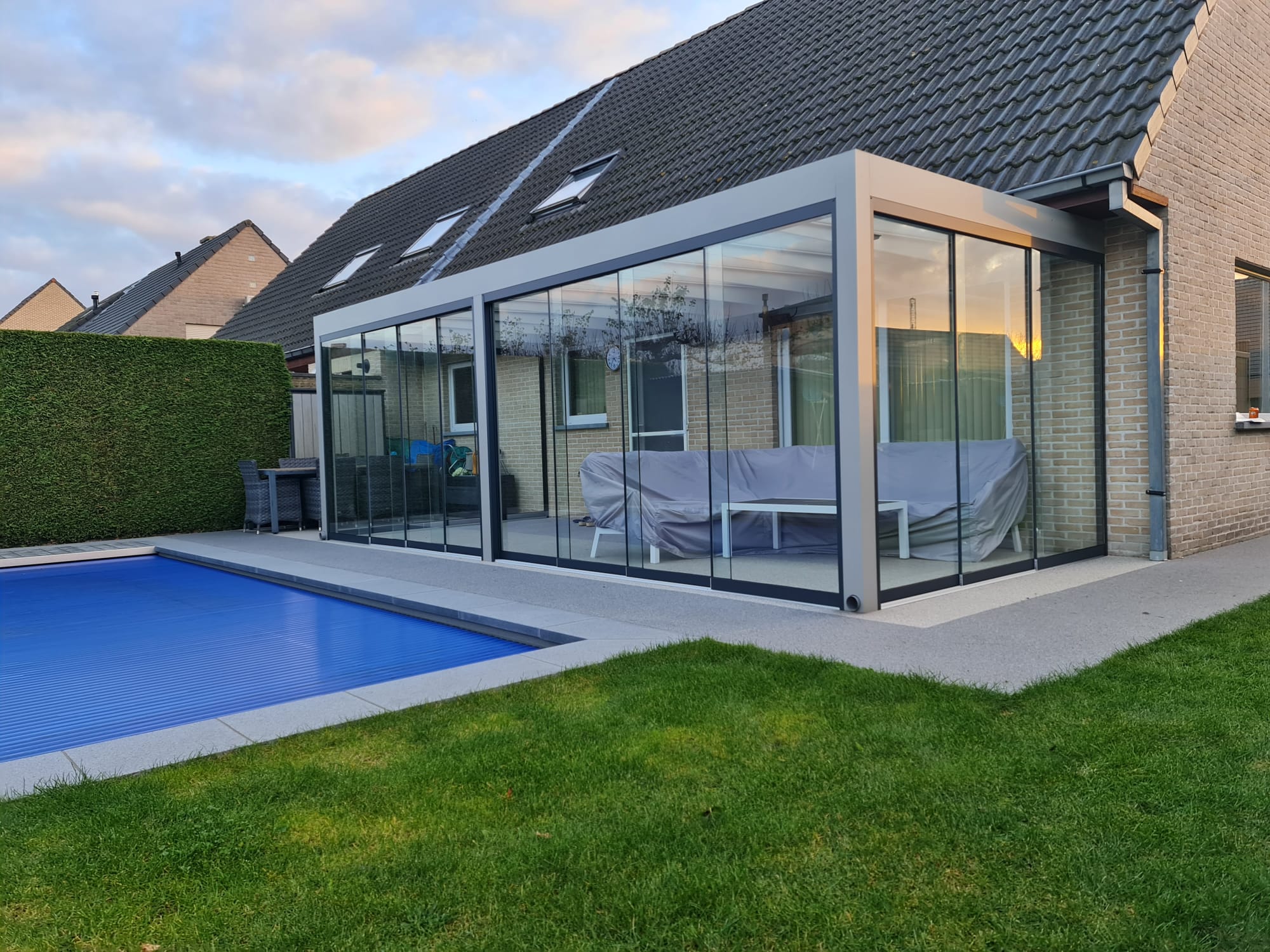 Veranda en terrasoverkapping op maat met glazen schuifwanden regio Antwerpen I.D. Construct