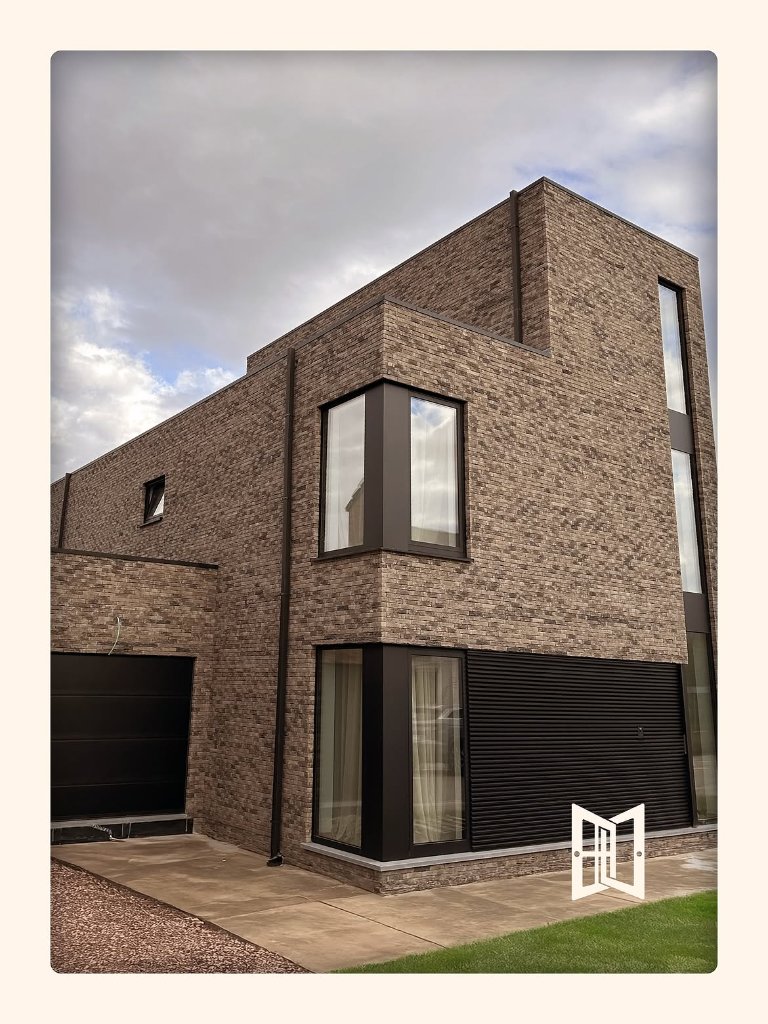 Nieuwbouw villa – Aluminium ramen & garagepoort in antraciet