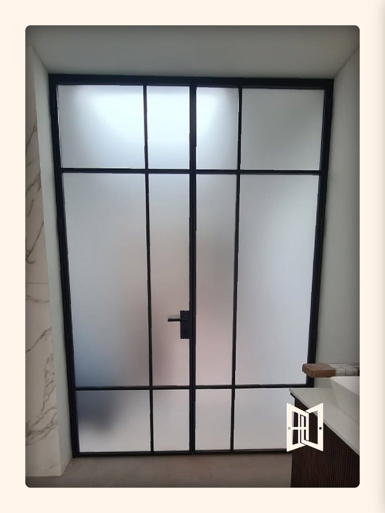 Stalen deur met matglas – Privacy & klasse – SteelComfort