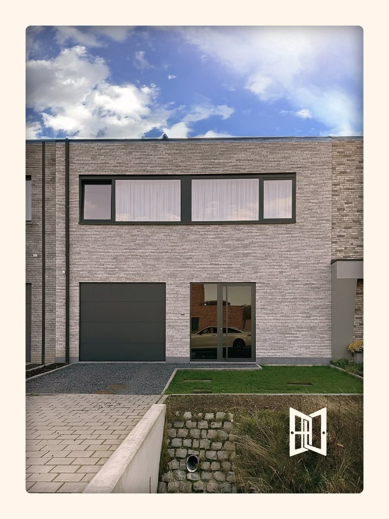 Nieuwbouw rijwoning – Schuifpui & sectionaalpoort in antraciet