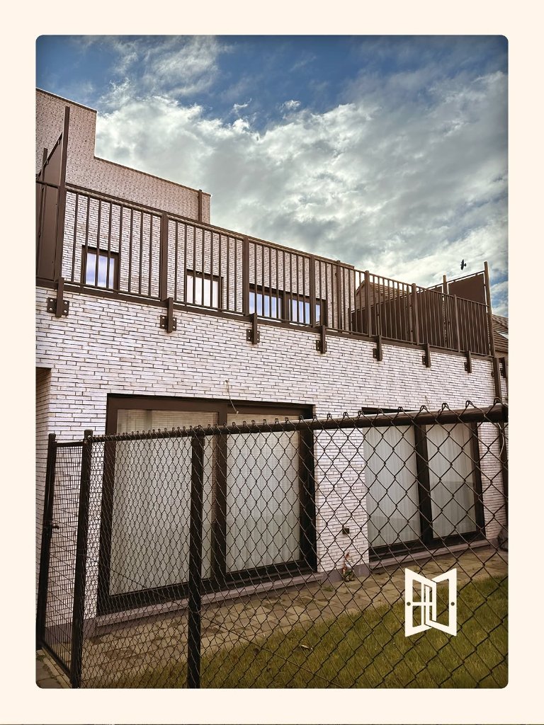 Aluminium ramen & balustrades – Renovatie witte gevel