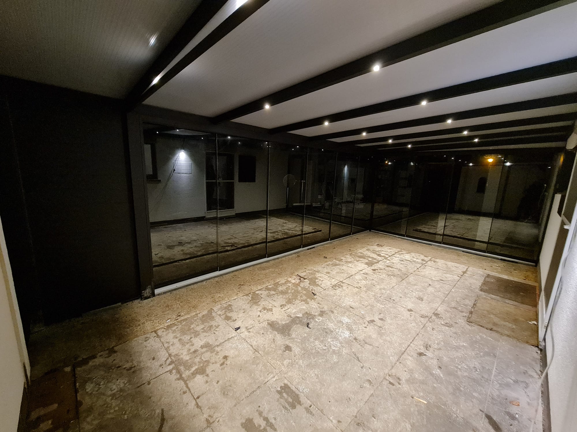Overkapping met LED-spots in de liggers