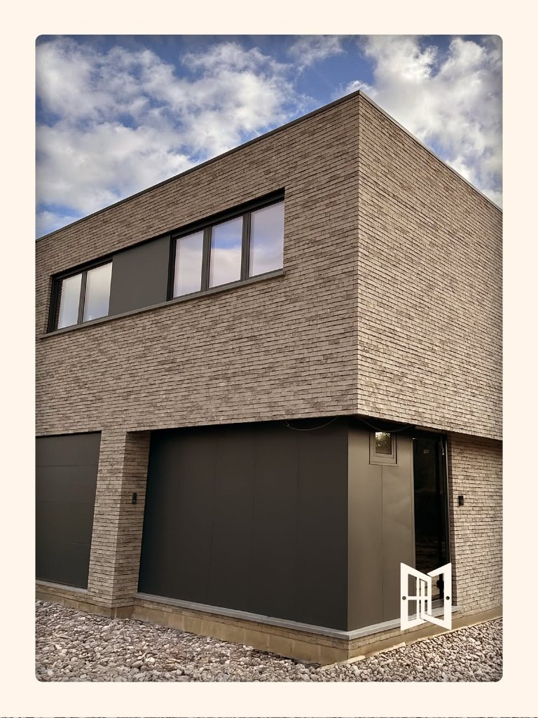 Kubistische nieuwbouw – Dubbele garagepoort & aluminium ramen
