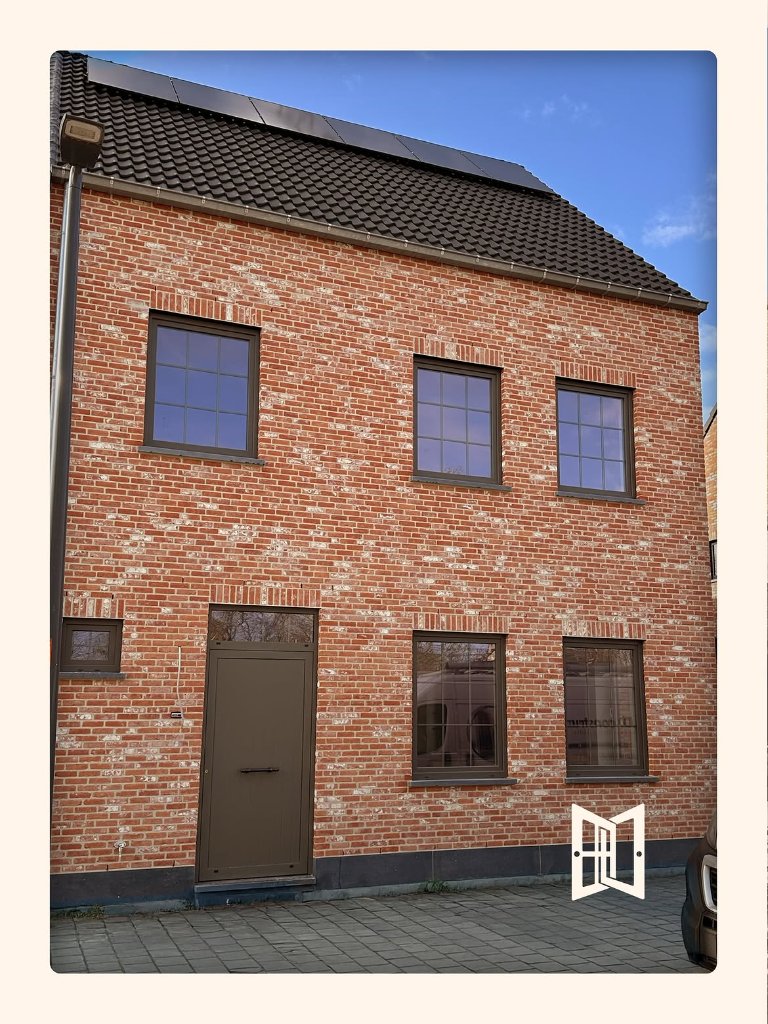 Aluminium ramen & stalen voordeur – Renovatie baksteengevel