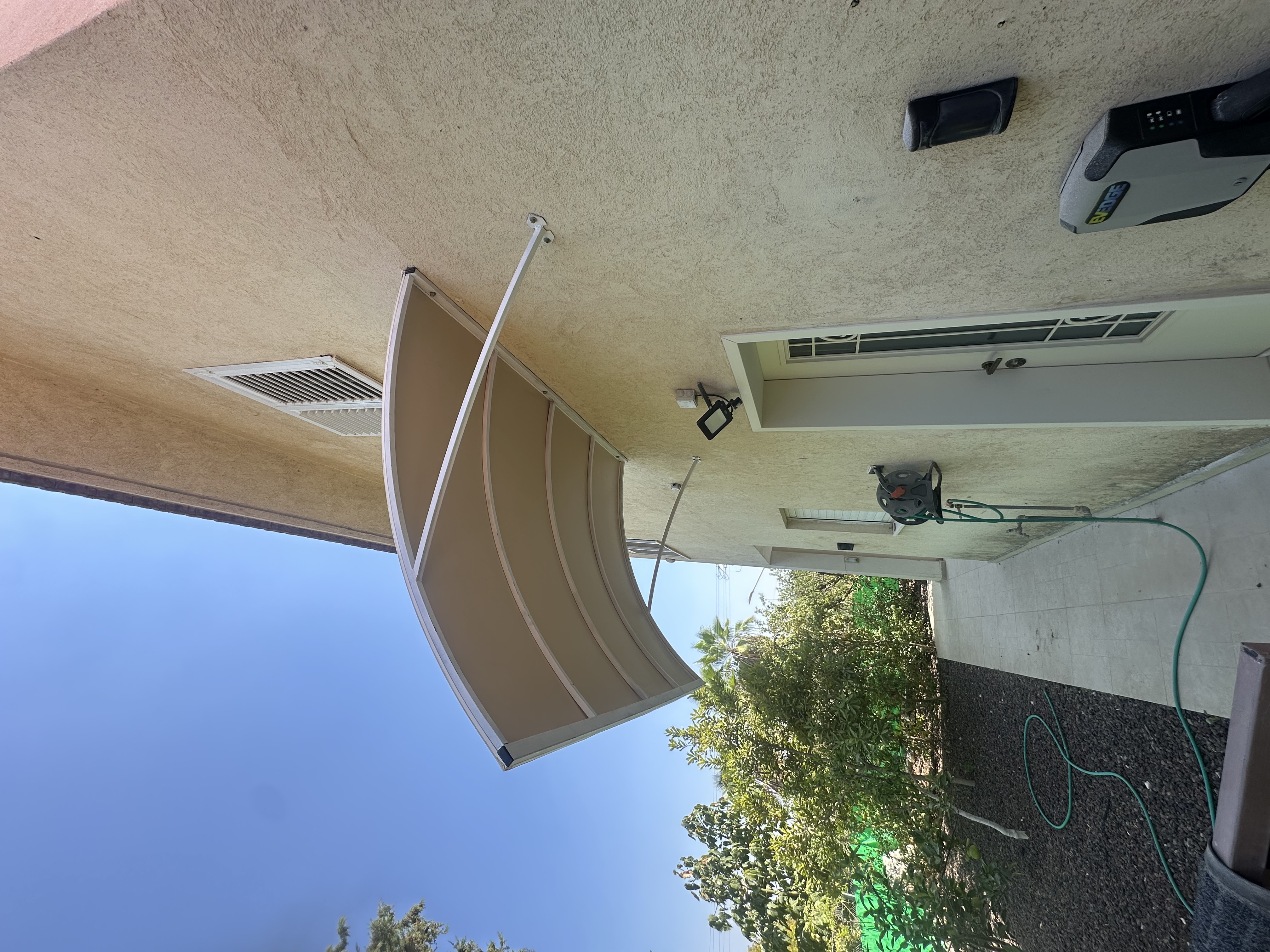 סוכך קבוע אחרי החלפת בד חדש — התקנה מקצועית באזור השרון