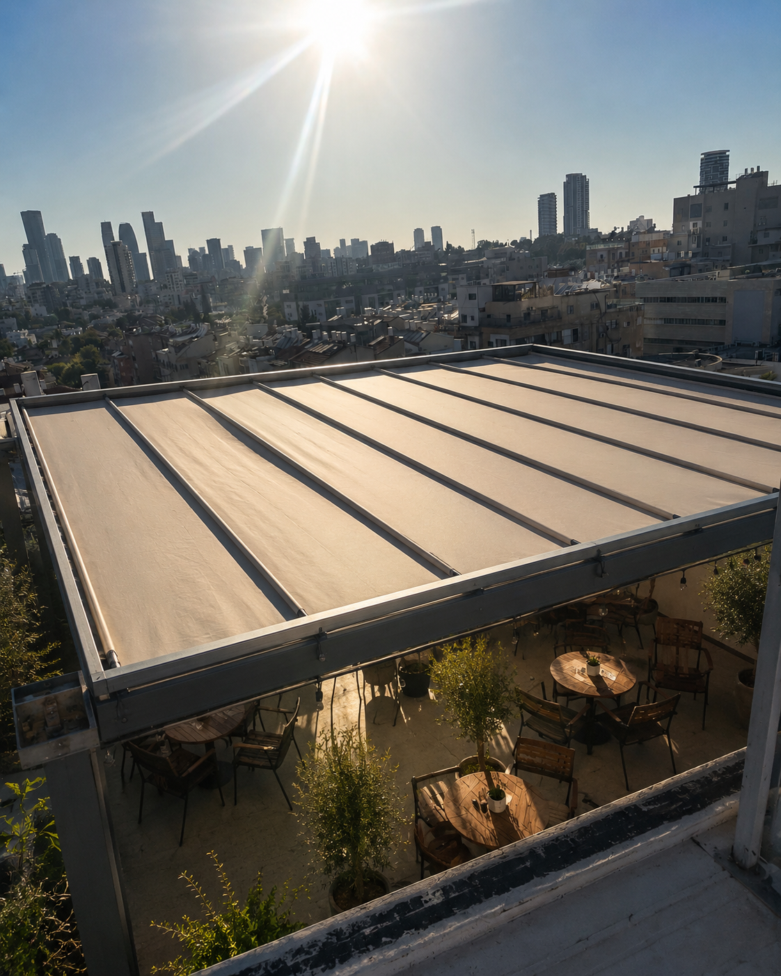סוכך זרועות נפתח מעל מרפסת גג — התקנה מקצועית של סוככי נתניה