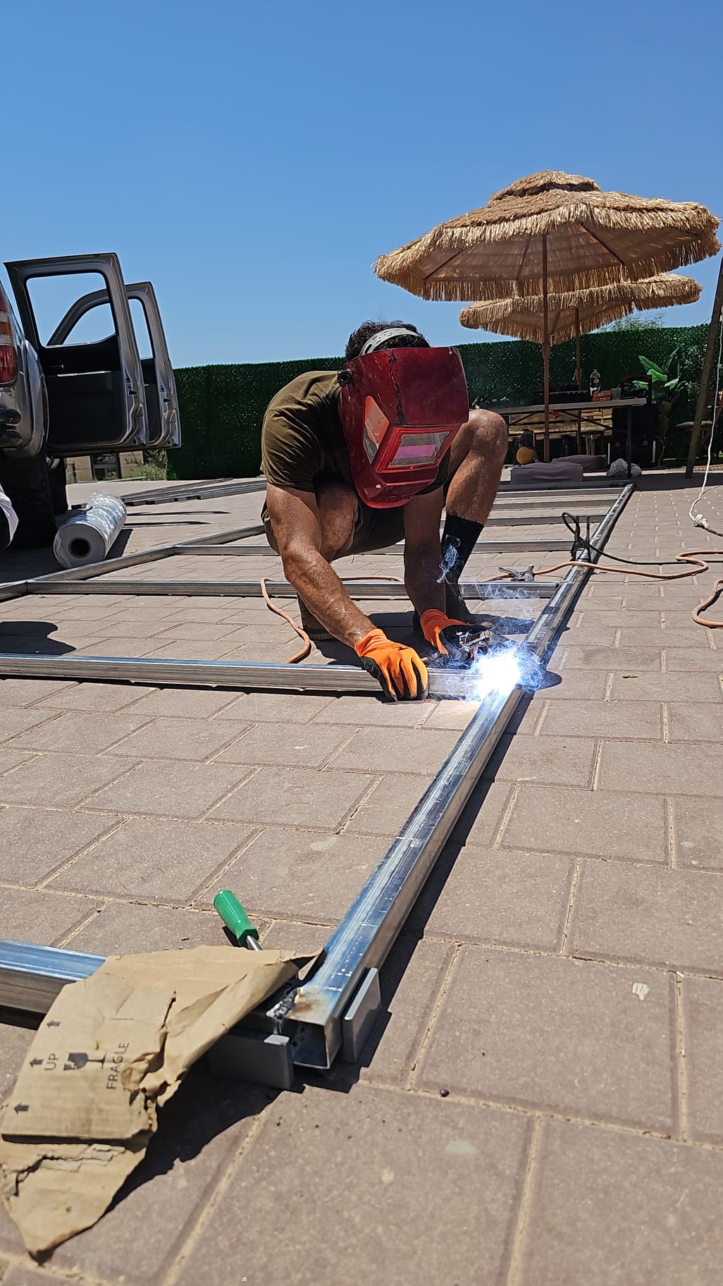 ריתוך מסגרת סוכך — עבודת התקנה אמיתית בשטח, סוככי נתניה