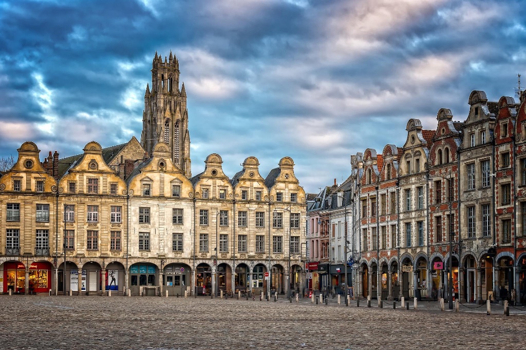 Arras — Grand'Place et beffroi, conciergerie Airbnb Feelbnb