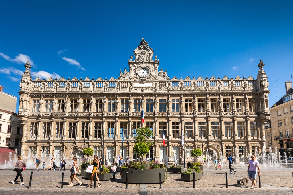 Valenciennes — Place d'Armes et hôtel de ville, conciergerie Airbnb Feelbnb
