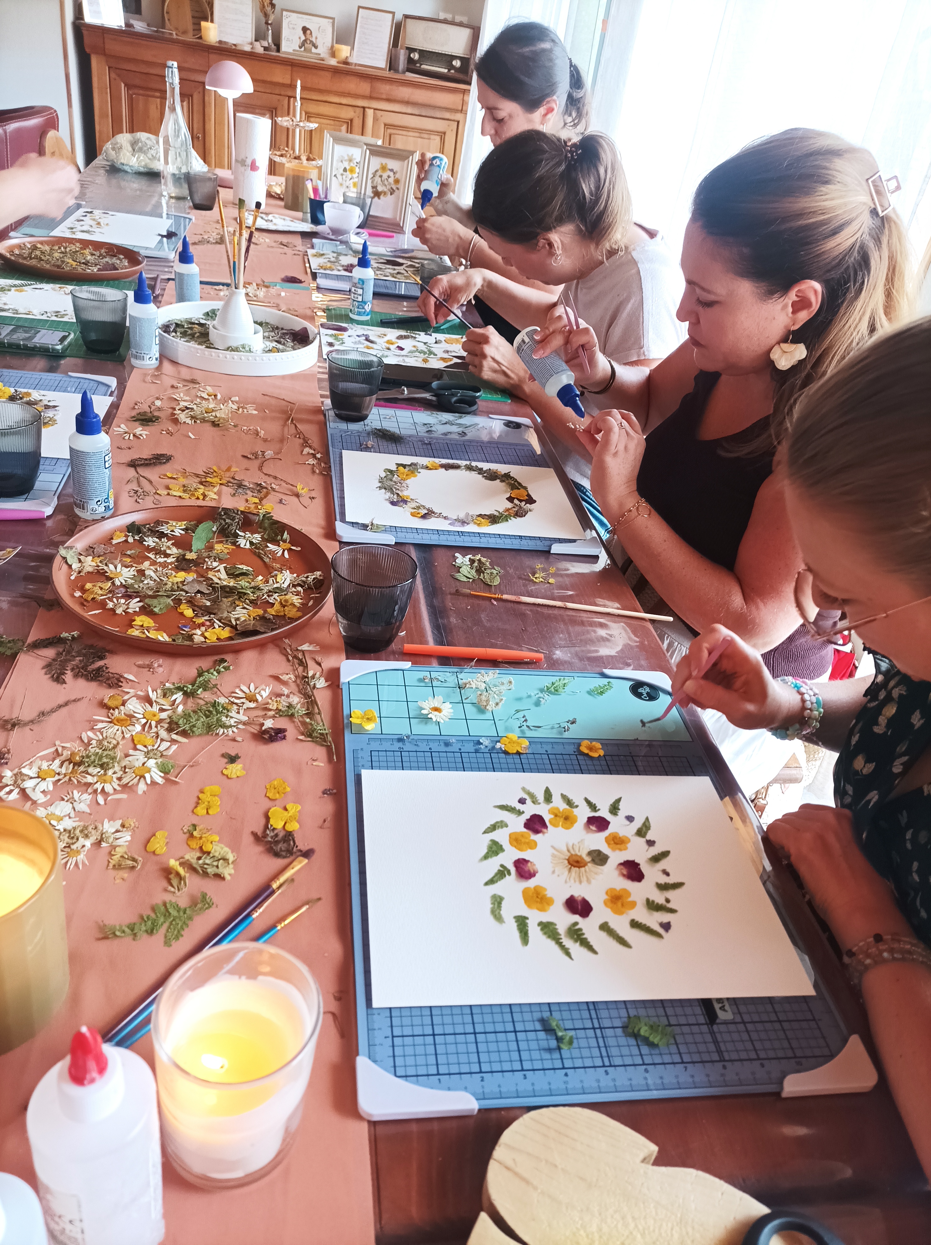 Atelier créatif aux Ateliers de Claire — fleurs séchées et herbiers