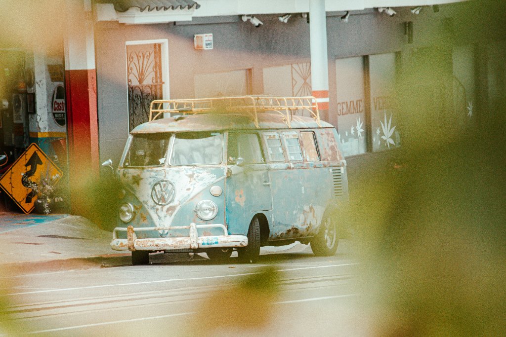 VW T1 Bus oldtimer te koop – klassieke Volkswagen Bulli op straat