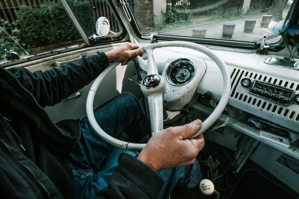 Interieur VW Bus oldtimer – stuurwiel en dashboard van een klassieke Volkswagen T1