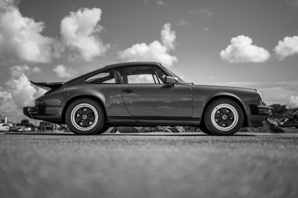 Klassieke oldtimer met O-nummerplaat op Belgische weg