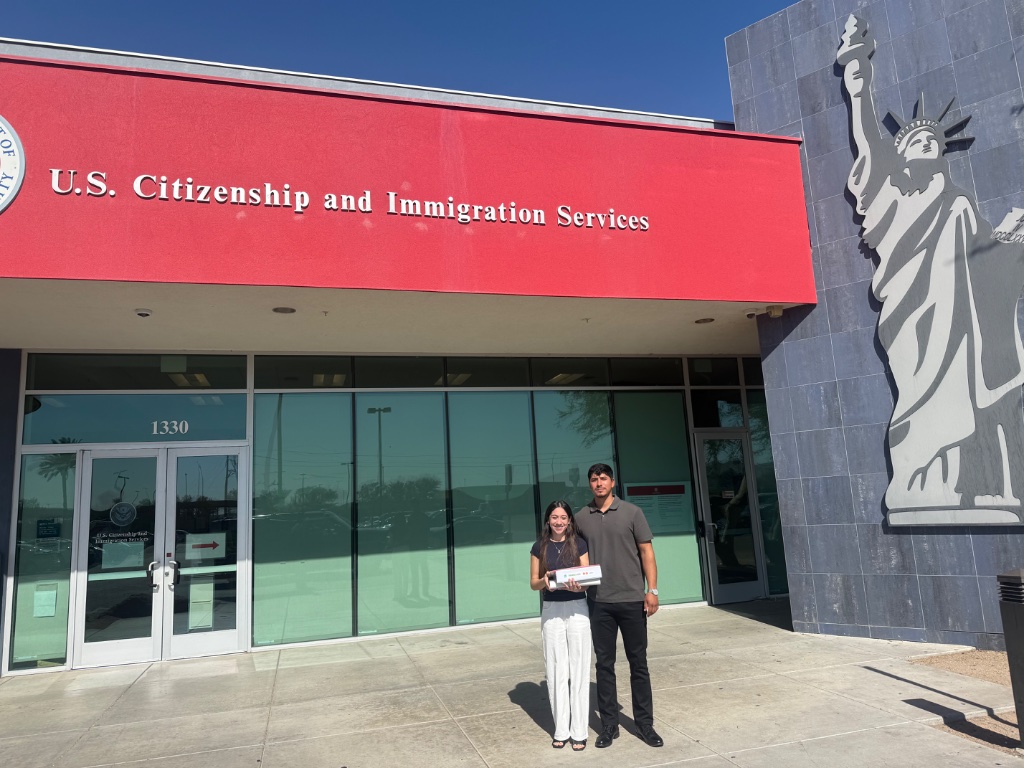 Clientes en la oficina USCIS en Phoenix