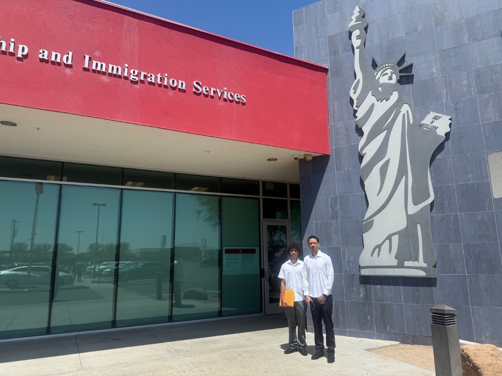 Clientes felices afuera de USCIS
