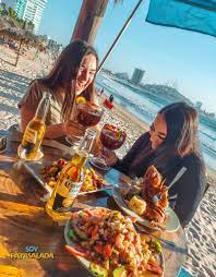 Disfruta con tus amigos de unos mariscos a la orilla de la playa en una de las tantas palapas