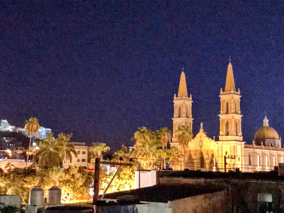 Explora el centro, conoce su hermosa catedral, compra souvenirs en el mercado Pino Suarez y explora la gran cantidad de tiendas y restaurantes locales alrededor a sólo unas cuadras de la casa!
