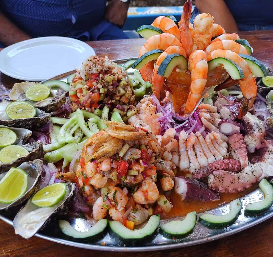 Disfruta con tus amigos de unos mariscos a la orilla de la playa en una de las tantas palapas
