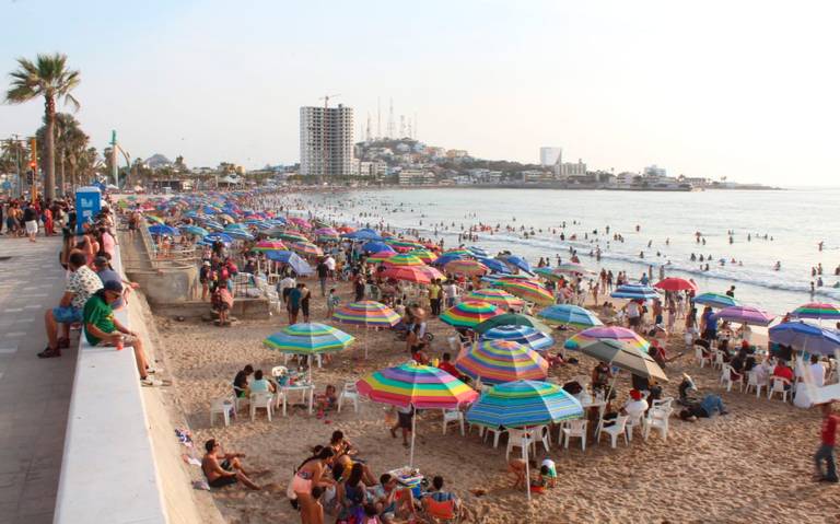 Pasa un día en la playa: súbete a la banana, pasea en paracaídas, cruza a la isla o simplemente pon una toalla y tírate todo el día en la arena