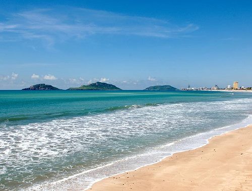 Pasa un día en la playa: súbete a la banana, pasea en paracaídas, cruza a la isla o simplemente pon una toalla y tírate todo el día en la arena