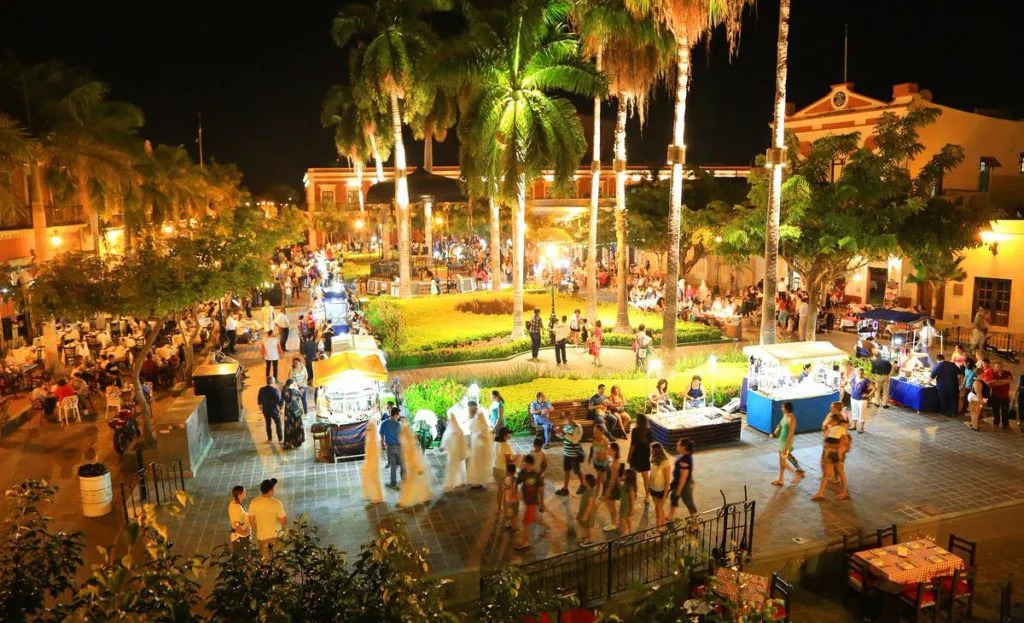 A sólo 2 cuadras caminando de la Plazuela Machado rodeada de tiendas, restaurantes y bares. Definitivamente un de las zonas más de moda los fines de semana en Mazatlán! Ambiente familiar, ambiente de fiesta y los mejores restaurantes!