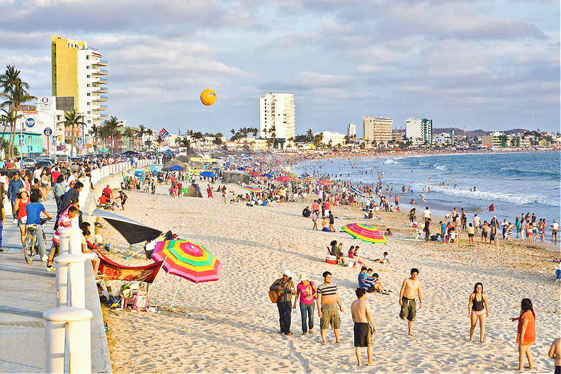 Pasa un día en la playa: súbete a la banana, pasea en paracaídas, cruza a la isla o simplemente pon una toalla y tírate todo el día en la arena