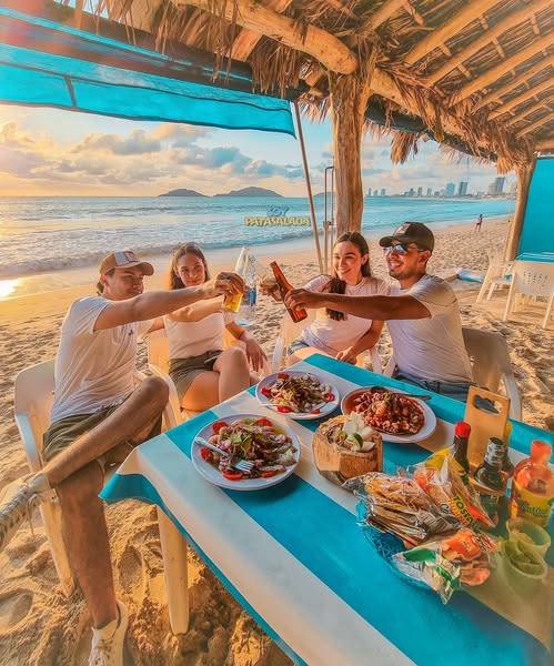 Disfruta con tus amigos de unos mariscos a la orilla de la playa en una de las tantas palapas