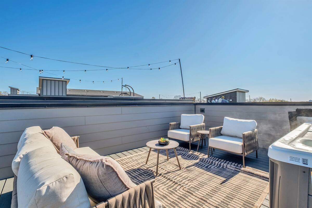 Ham 2 - Aerie-Rooftop Patio & Spa-Mins to Broadway! 19