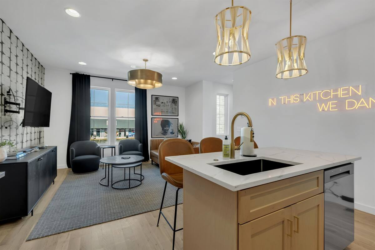 Ham 2 - Aerie-Rooftop Patio & Spa-Mins to Broadway! 28