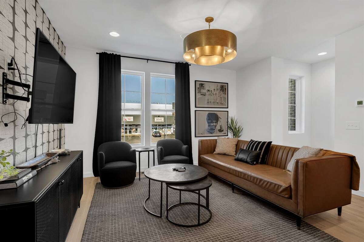Ham 2 - Aerie-Rooftop Patio & Spa-Mins to Broadway! 26