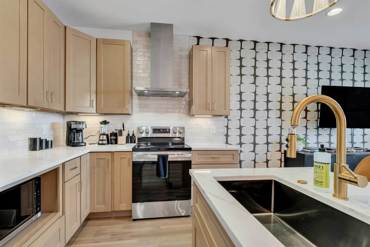 Ham 2 - Aerie-Rooftop Patio & Spa-Mins to Broadway! 32