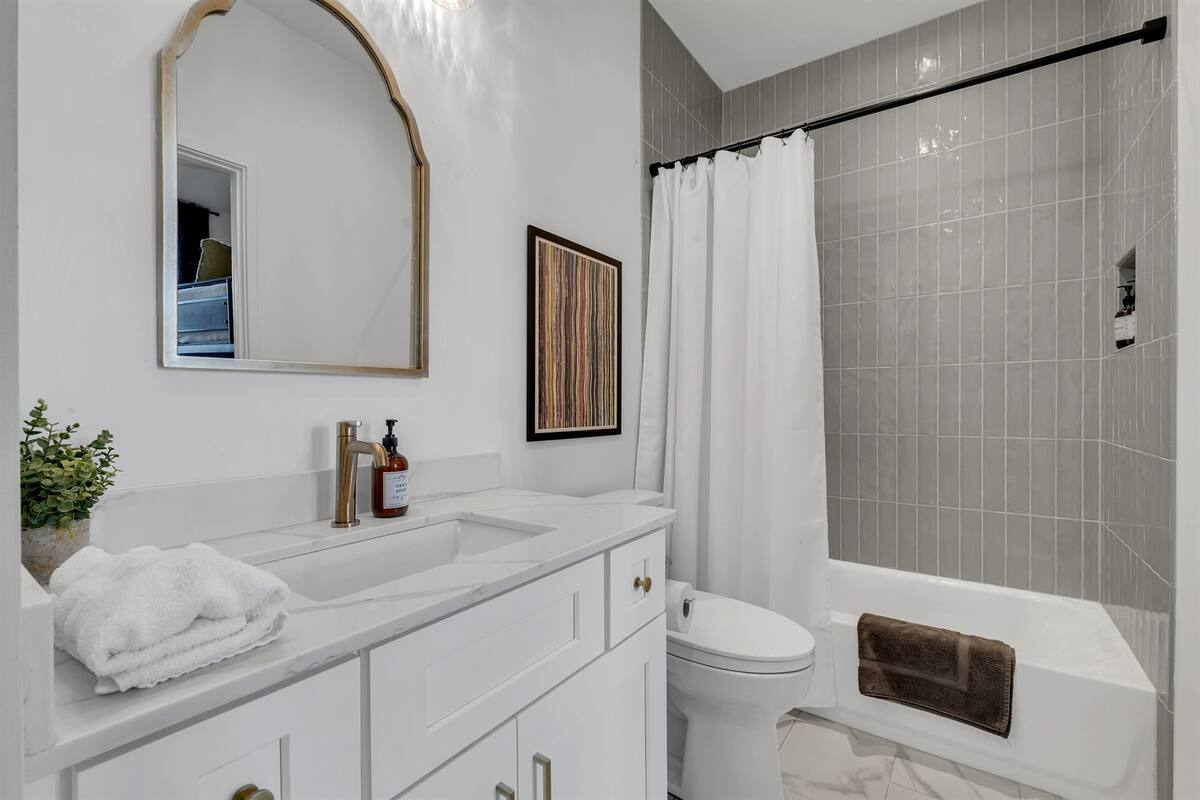 Ham 2 - Aerie-Rooftop Patio & Spa-Mins to Broadway! 21