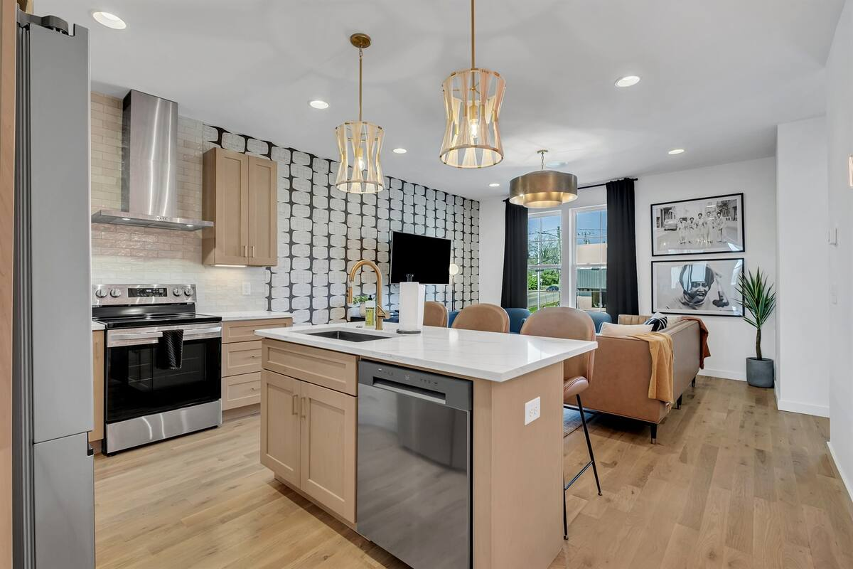 Ham 2 - Aerie-Rooftop Patio & Spa-Mins to Broadway! 3